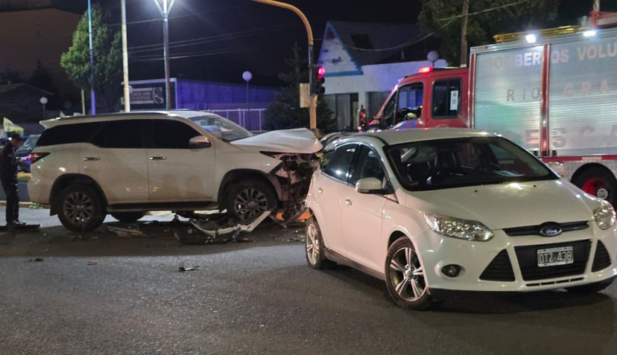Fuerte choque en pleno centro de Río Grande: tres personas hospitalizadas