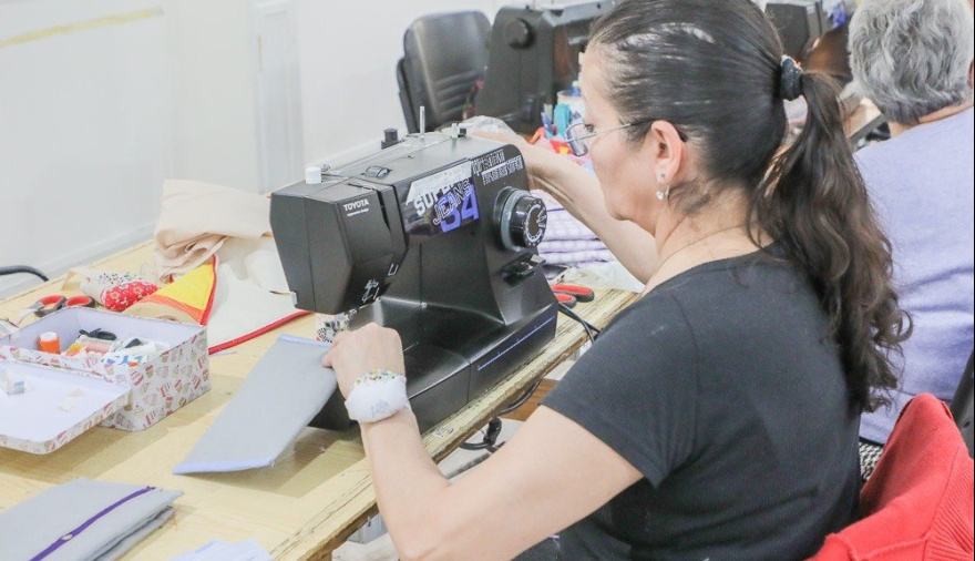 Alumnas del Centro Cultural Alem confeccionaron mas de 1000 cartucheras para acompañar el inicio de clases