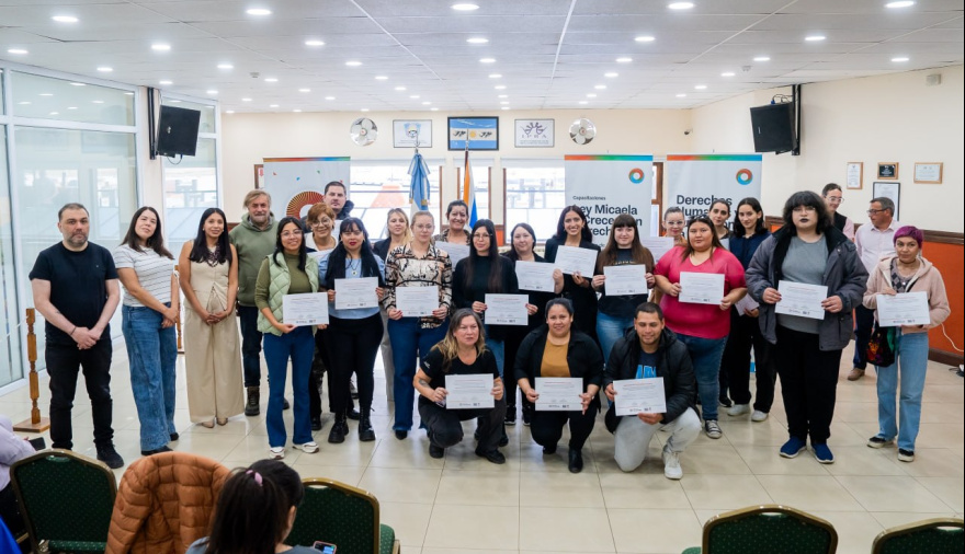 Gobierno y FUPE entregaron certificados de otorgamiento de becas para profesorados con perspectiva en Derechos Humanos