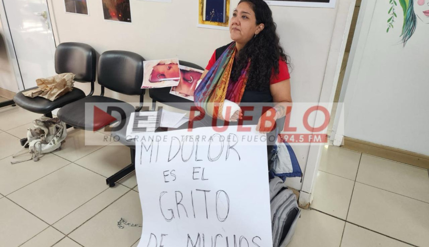 Reclama una prótesis urgente y se encadenó frente a la obra social