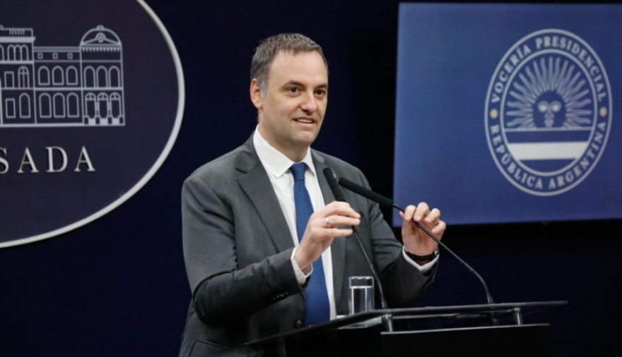 "No tengo nada que esconder", dijo Adorni tras las denuncias por los viajes personales en el avión oficial