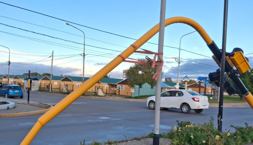 Fuertes ráfagas de viento derribaron un semáforo en San Martín y Don Bosco