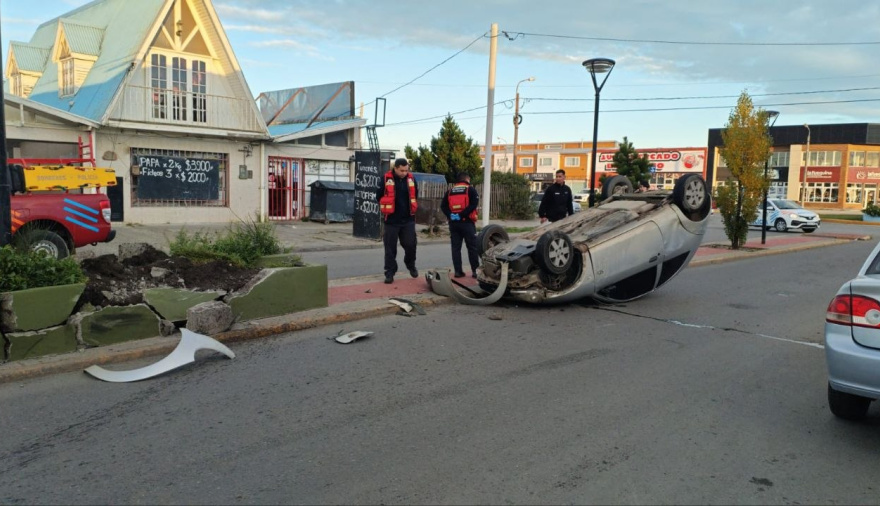 Accidente de transito con vuelco en Av. Perón: Una conductora fue trasladada al hospital