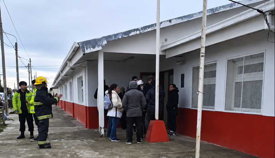 Evacuaron la Escuela N°35 de Río Grande por humo en el sistema de calefacción