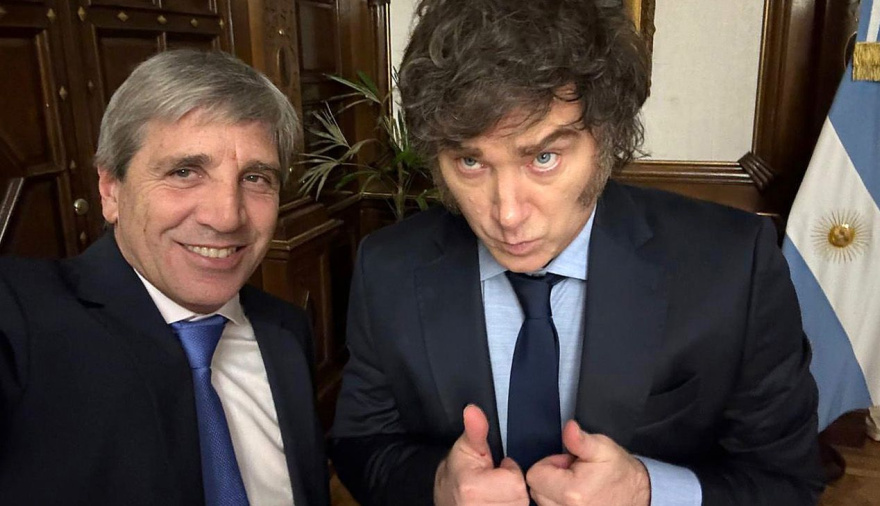 Caputo se pinta de violeta y defiende la reelección de Milei