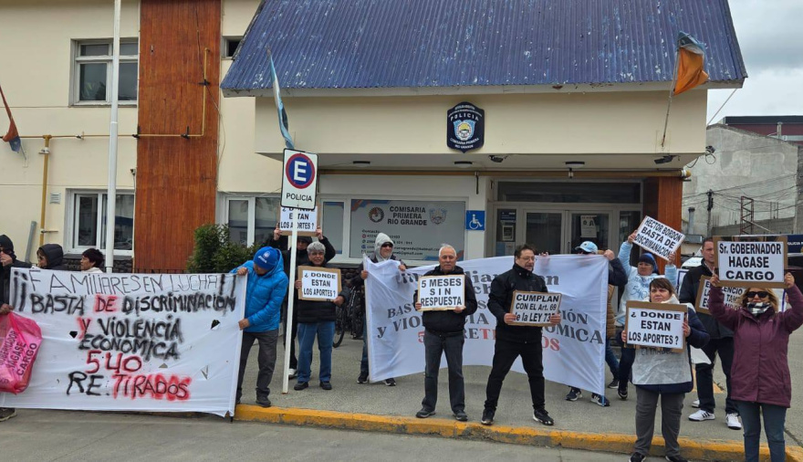 Familiares de policías retirados cruzaron a Battaini y reclamaron una justicia “humana e imparcial”
