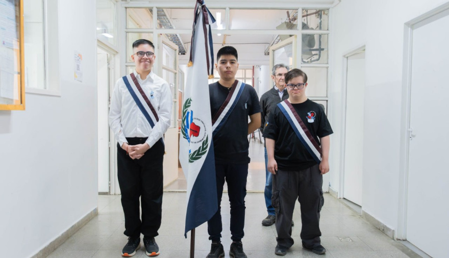 El colegio provincial “Alicia Moreau de Justo” presentó su bandera institucional