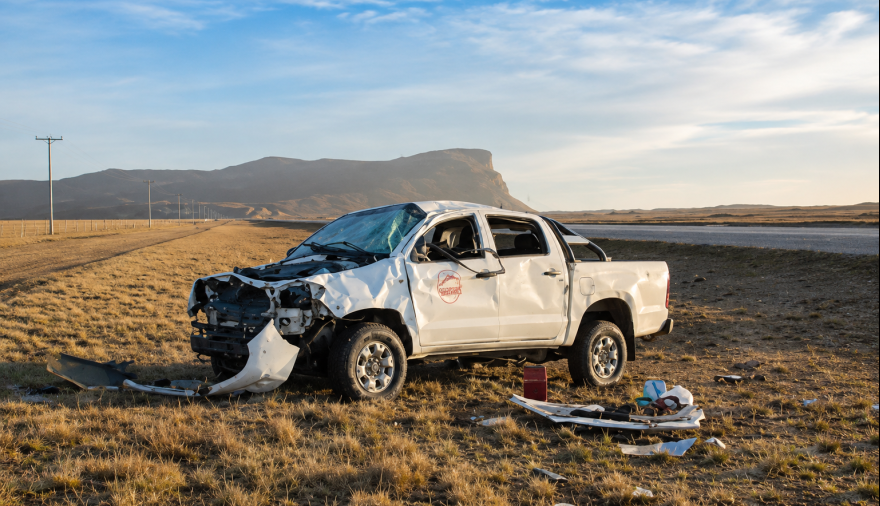 Camioneta de empresa petrolera volcó sobre la Ruta Nacional N° 3 por la presencia de hielo negro