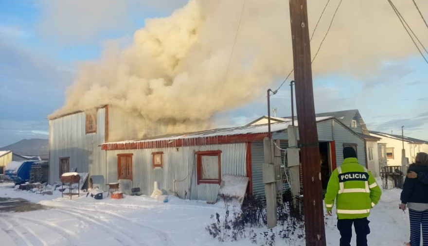 Un sobrecalentamiento en una estufa a leña provocó un incendio en una vivienda en Tolhuin