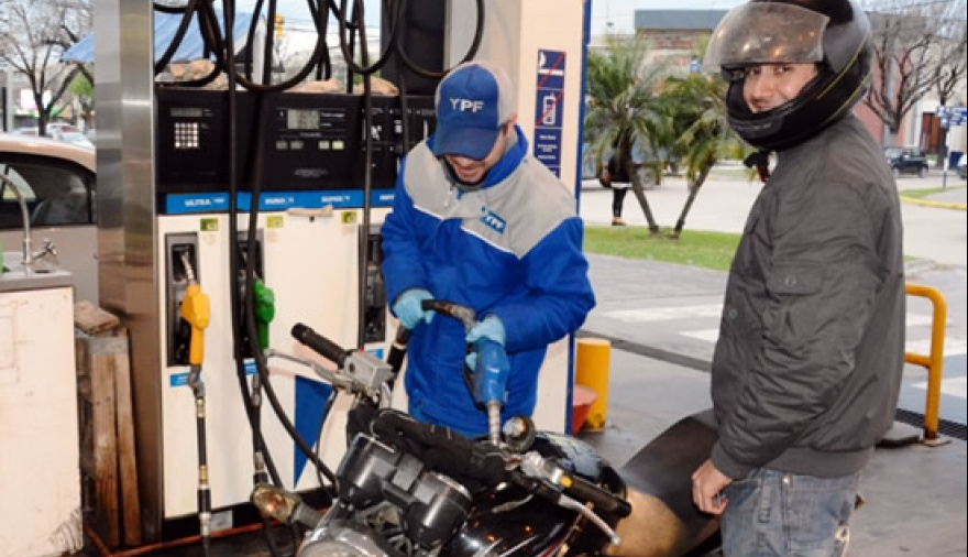 Sin casco no habrá combustible: Ushuaia aprobó una ordenanza para reforzar la seguridad vial