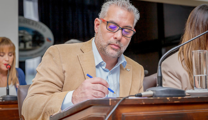 Lapadula presentó un proyecto para proteger como activo estratégico el territorio de la provincia