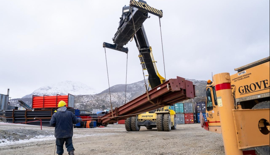 Ya fueron descargadas más de 4.500 toneladas de equipamiento para la nueva usina de Ushuaia