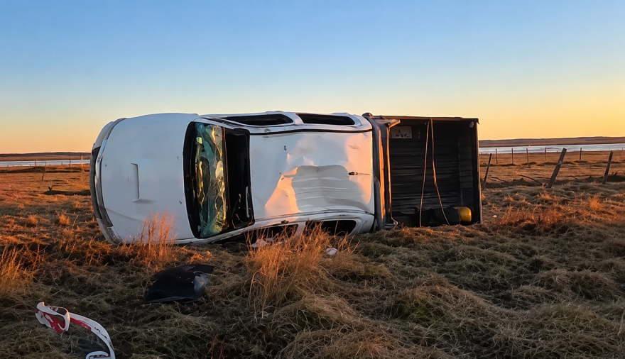 Vuelco en Circunvalación: el conductor fue trasladado al Hospital