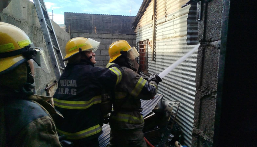 Principio de incendio en una vivienda: una salamandra provocó el foco ígneo
