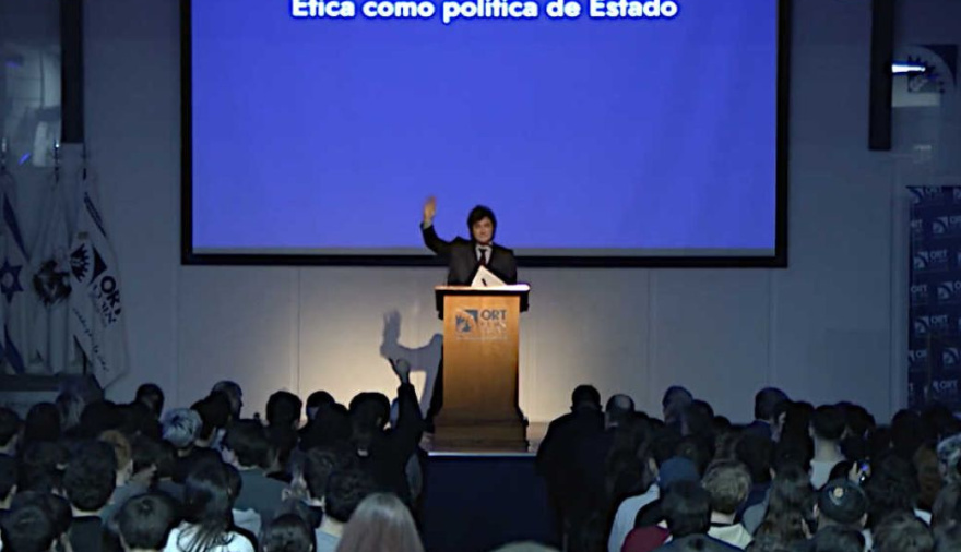 Milei arengó a estudiantes secundarios a abuchear periodistas en un una conferencia dentro de un colegio