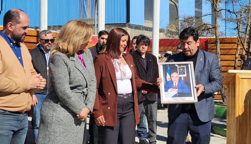 GISELA DOS SANTOS ENTREGÓ UN RETRATO DE NÉSTOR NOGAR E IMPULSA LA CREACIÓN DE UN ESPACIO DE MEMORIA INSTITUCIONAL EN TOLHUIN