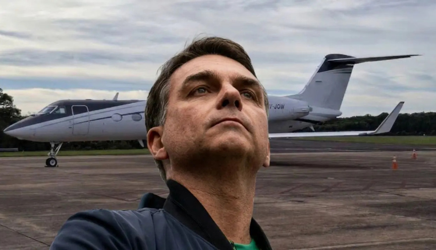 Migraciones confirmó que Flávio Bolsonaro viajó con su familia desde Argentina hacia Ecuador “sin ningún impedimento legal"