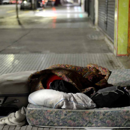 El Gobierno modificó la asistencia a las personas en situación de calle y delegó la responsabilidad a las provincias