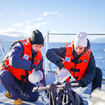 Realizan monitoreo para medir la contaminación con efluentes cloacales del Canal Beagle y la bahía de Ushuaia