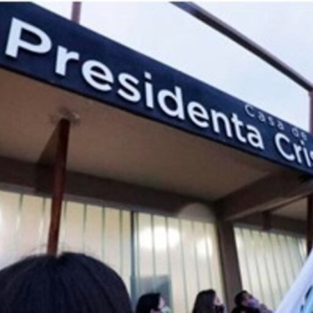 Piden eliminar el nombre de Cristina Fernández del edificio de la Casa de la Mujer