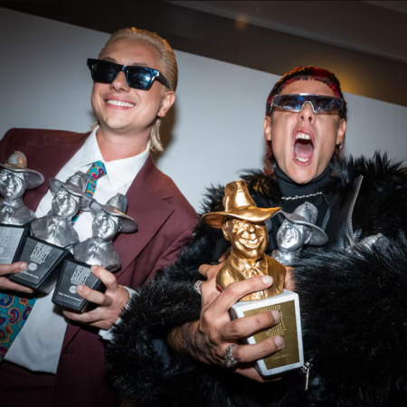 Entre besos, abrazos y gritos, Ca7riel & Paco Amoroso festejaron el Gardel de Oro: “Siempre fuimos amigos y apostamos a esto”