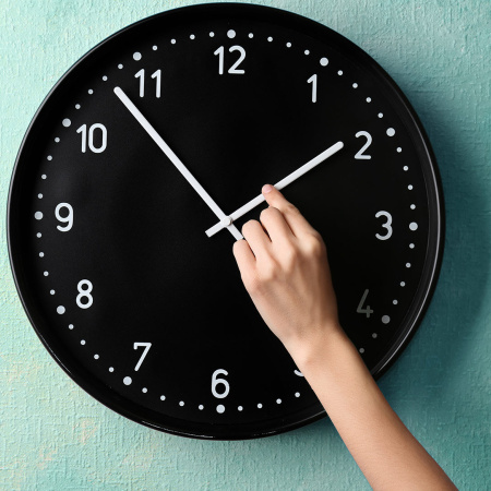 Buscan atrasar una hora el reloj para reducir el consumo eléctrico