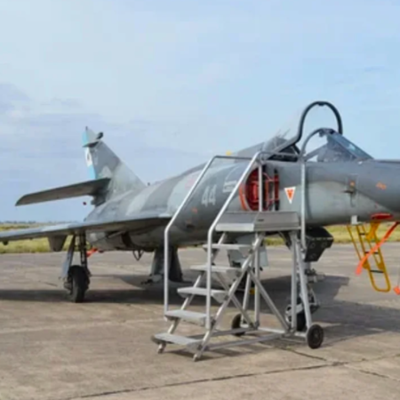 Darán de baja a cinco aviones héroes argentinos de la guerra de Malvinas