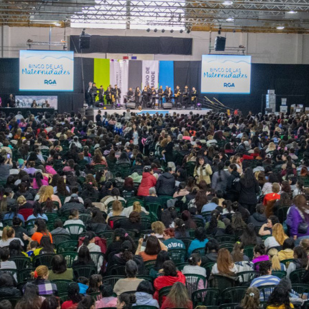 El intendente Martin Perez y mas de 3000 vecinas celebraron el día de las maternidades