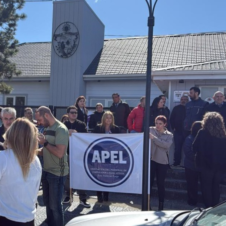 Trabajadores del Concejo Deliberante de Río Grande mantienen una asamblea por reclamo salarial