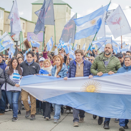 Fuerza Patria cerró su campaña con una caminata masiva en Rio Grande
