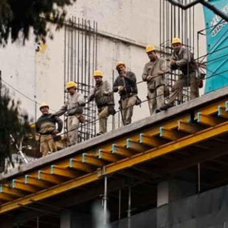 El Gobierno prepara reformas laboral y tributaria para diciembre