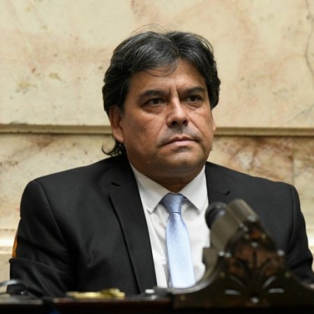 CON LA ÑATA CONTRA EL VIDRIO