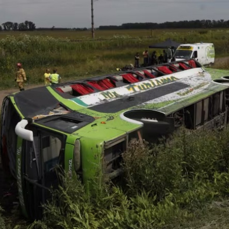 Volcó un micro que transportaba militantes a un acto de Kicillof en Mar del Plata: hay dos muertos y múltiples heridos
