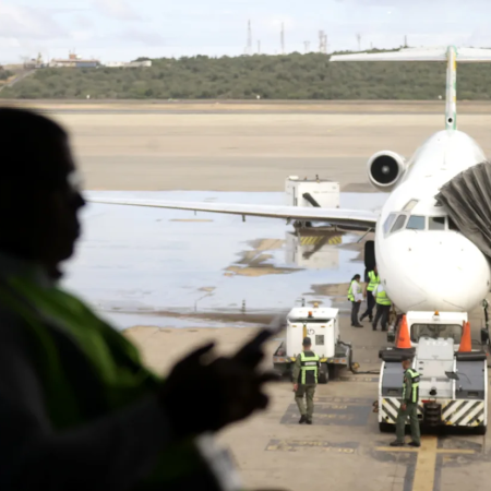 Los 7 días de la crisis aérea en Venezuela en medio del despliegue militar de Estados Unidos en el Caribe