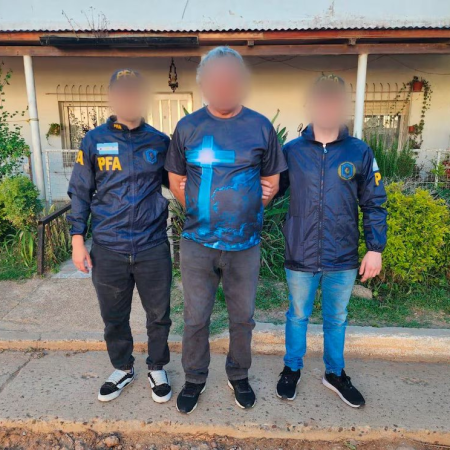 Detuvieron a un hombre acusado de abusar de su hija durante casi 30 años y de tener dos hijos con ella