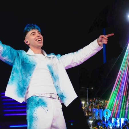 El arbolito más grande del Pais vuelve a iluminar Rio Grande