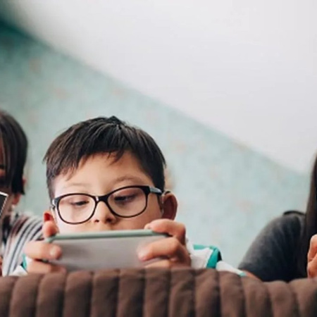 Inédito pacto entre padres de un colegio: se pusieron de acuerdo para que sus hijos no tengan celular hasta los 13