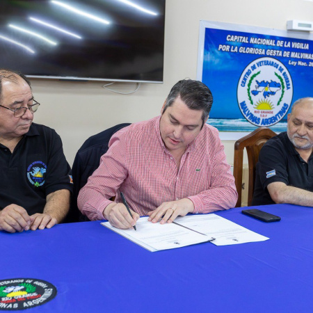 El intendente firmó el decreto para la titulación de tierras del centro de veteranos
