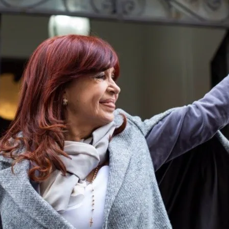 Cristina Kirchner está sin fiebre, con drenaje por la operación y seguirá internada