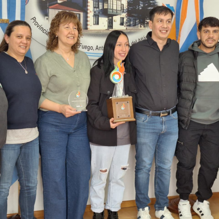 Macarena Espinosa recibió reconocimiento deportivo por haber sido elegida embajadora deportiva de la provincia