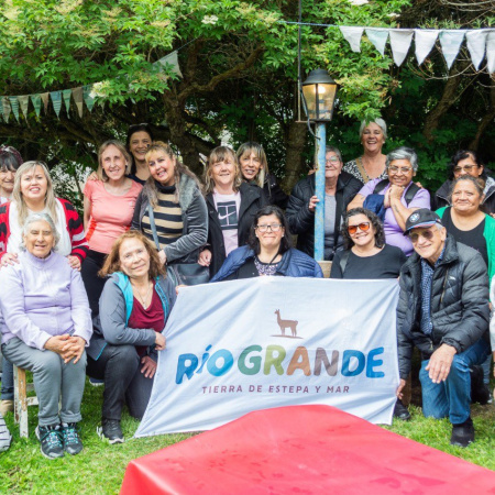 Adultos mayores realizaron una salida turística a la casa de pioneros