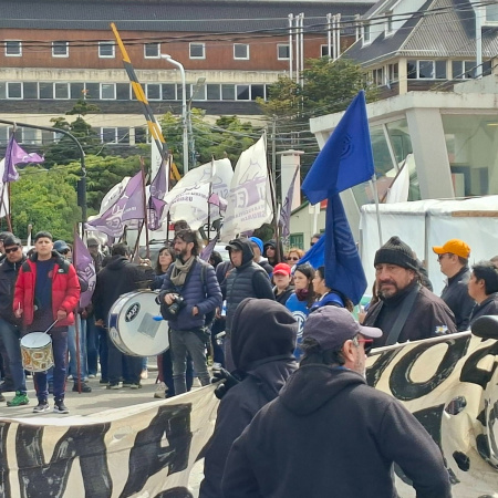 Gremios marcharon contra la intervención nacional en el puerto de Ushuaia