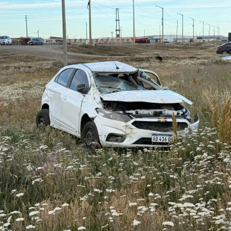 Pareja herida en violento vuelco en Río Grande