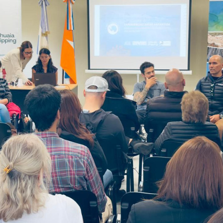 Personal de Expedición Antártico brindaron la charla "Experiencias desde Antártida"