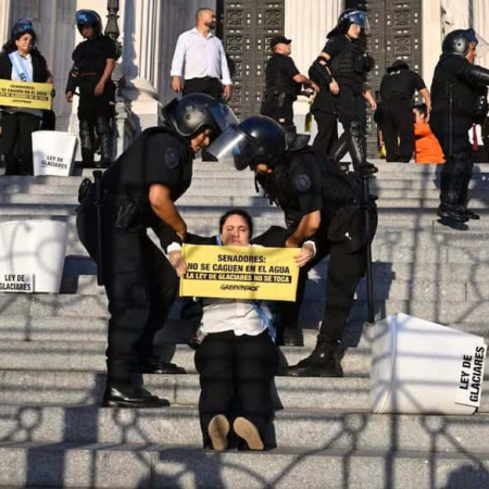 Detuvieron a activistas que protestaban en las escalinatas del Congreso contra la reforma de la Ley de Glaciares