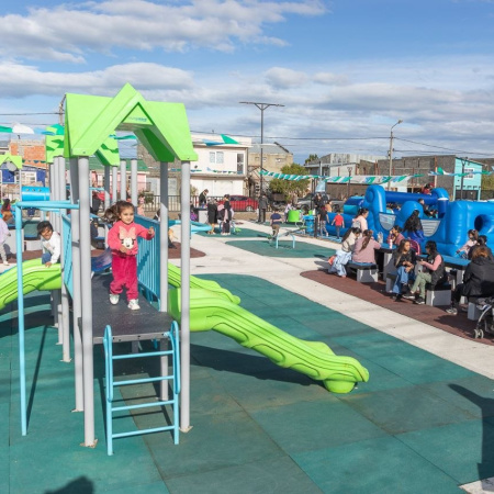 Vecinos y Vecinas ya disfrutan del nuevo punto de encuentro en el Barrio Cabo Peña