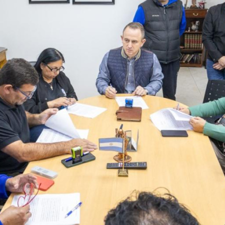 Río Grande acordó un aumento salarial del 4,5%, fijó un piso de $1.100.000 y duplicó la ayuda escolar