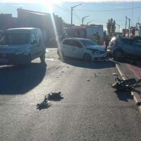 Choque múltiple en Perón y Espora: un conductor fue trasladado al hospital