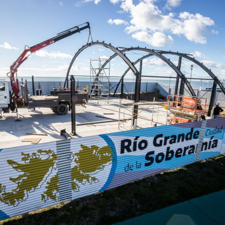 El intendente Pérez recorrió la obra en construcción del edificio permanente