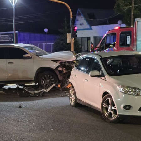 Fuerte choque en pleno centro de Río Grande: tres personas hospitalizadas